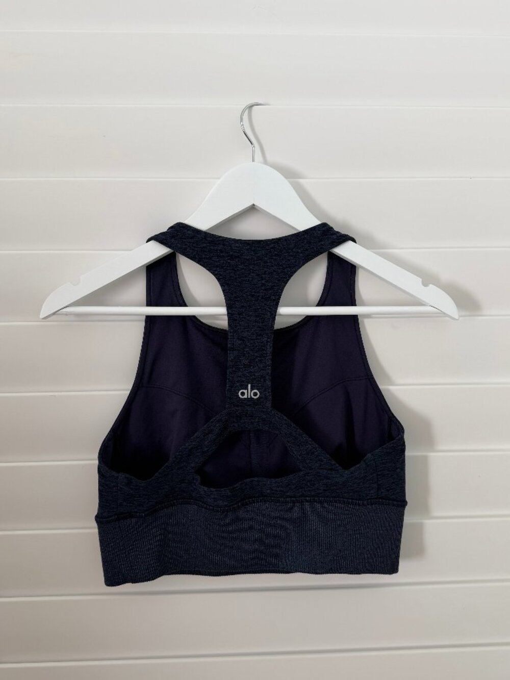 ALO Yoga - Alosoft Serenity Sports Bra in Navy, Medium